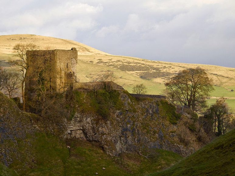 800px-Peveril_Castle_keep_2009-51