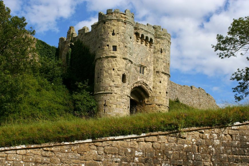Carisbrooke_Castle_gate_2-96