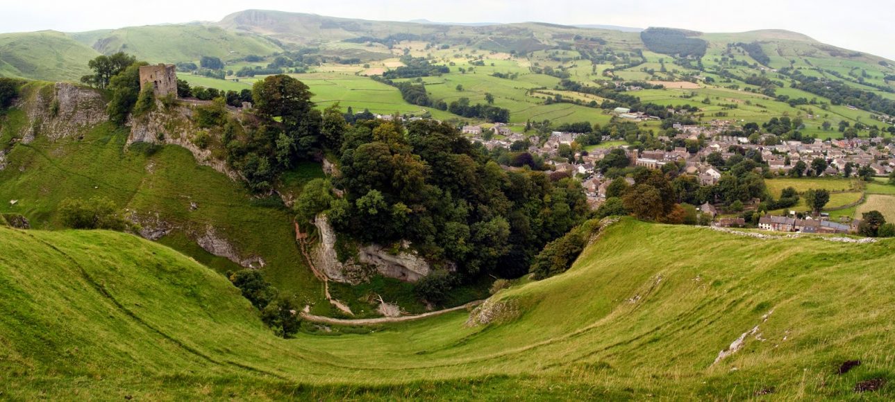 Peveril_Castle_over_the_town_of_Castleton_2008-51