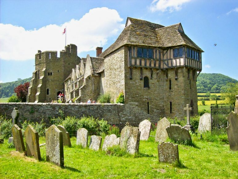 Stokesay_Castle_from_churchyard_1-52