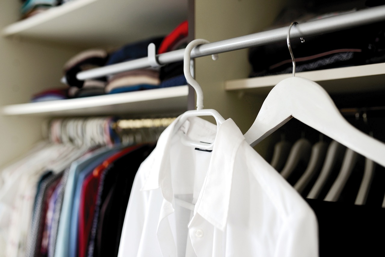 Efficient Ways to Organize and Hang Your Clothes in the Closet