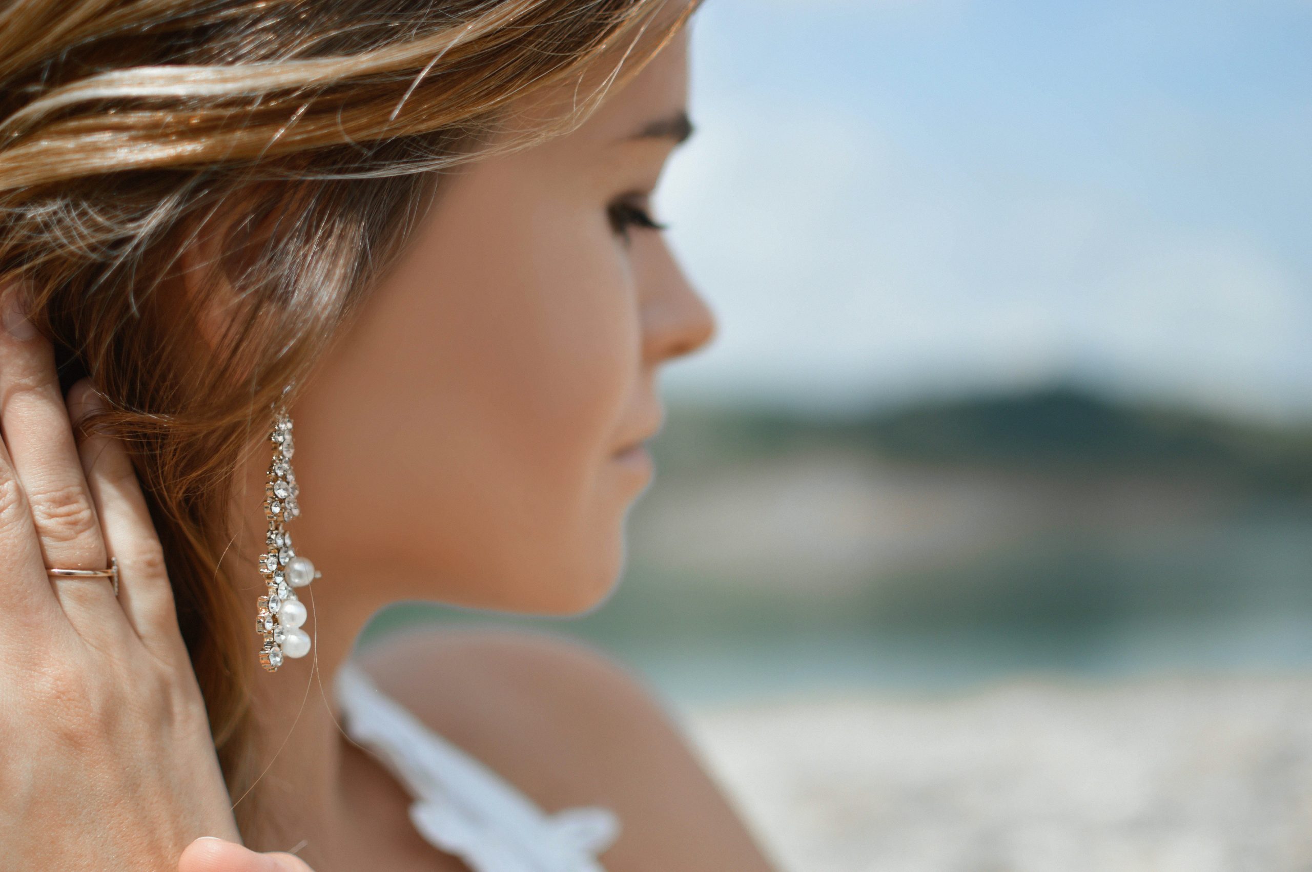 Timeless Charm: How to Choose Earrings that Enhance Your Style