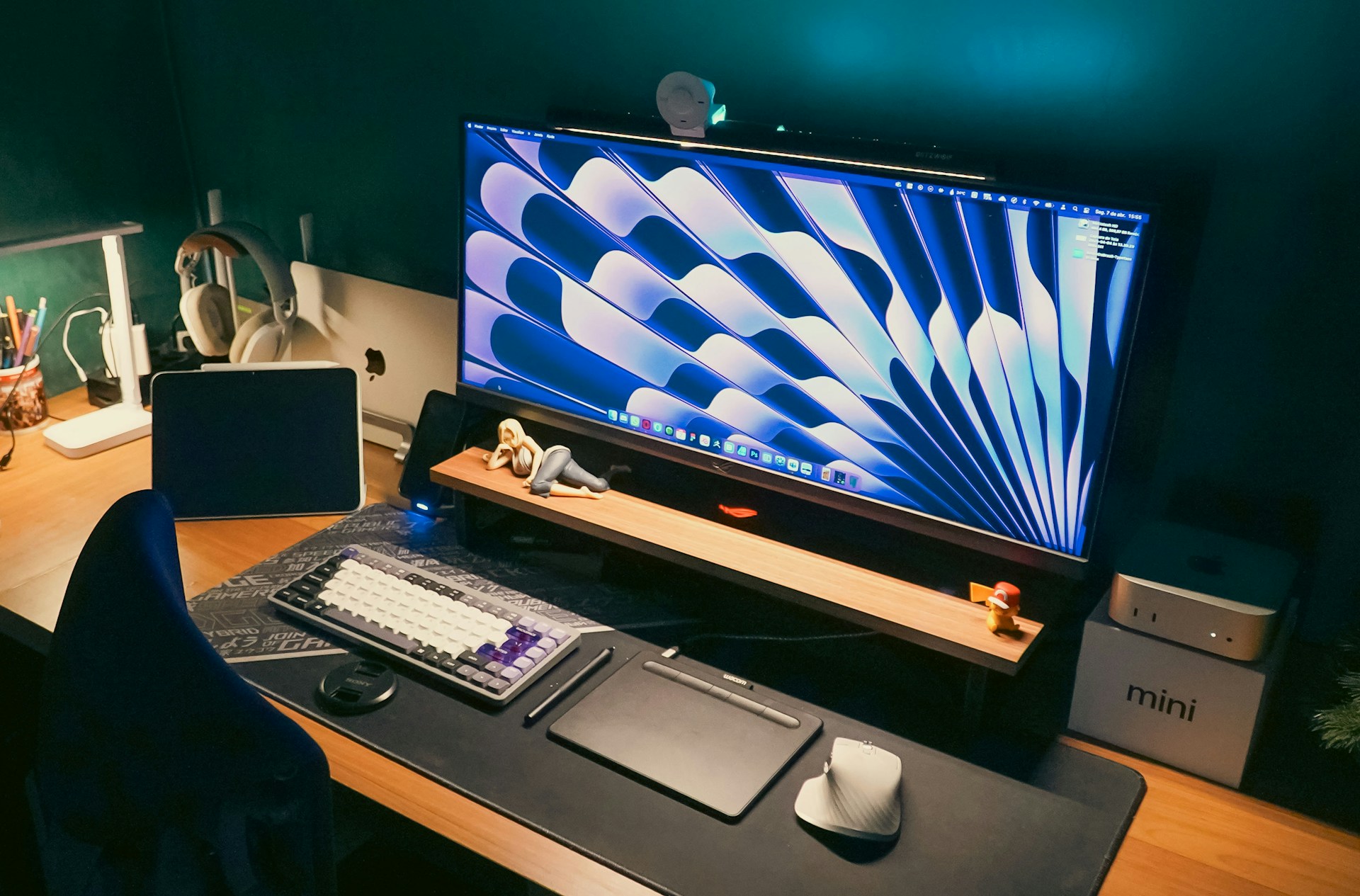 Desk shelf – creating a raised structure that opens the workspace